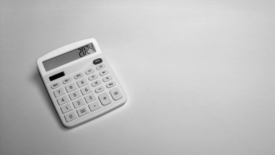 Impuesto a las Ganancias; calculadora. Foto: Unsplash.