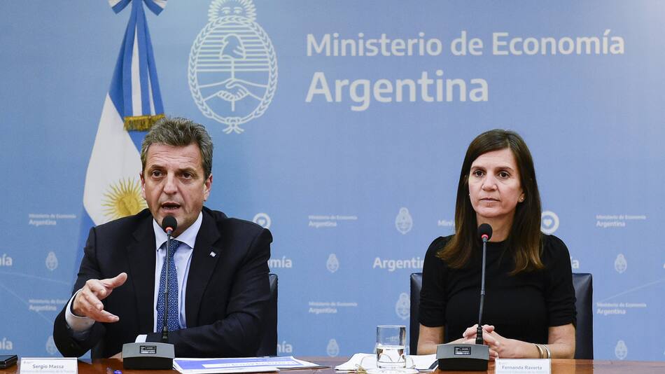 Sergio Massa, y la directora ejecutiva de ANSES, Fernanda Raverta. NA