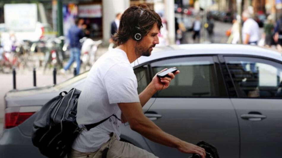 Advierten que habrá una generación de sordos por mal uso de auriculares