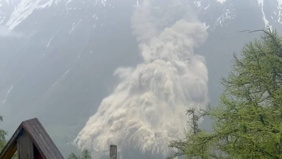 Avalancha de hielo y piedras sobre un pueblo de Suiza. Foto: REUTERS.