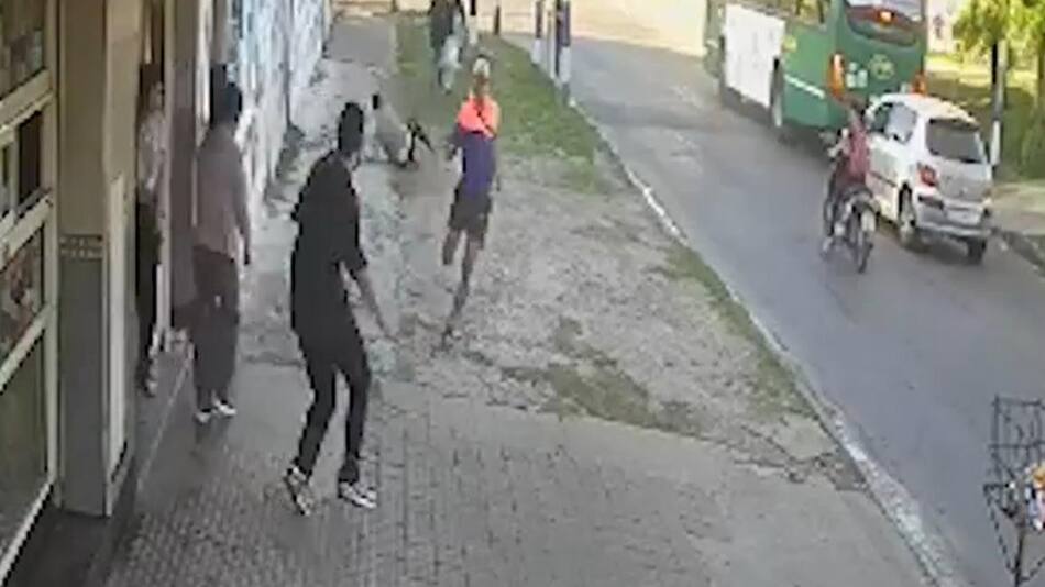 El momento en el que vecinos detuvieron al ladrón de La Plata. Foto: captura video