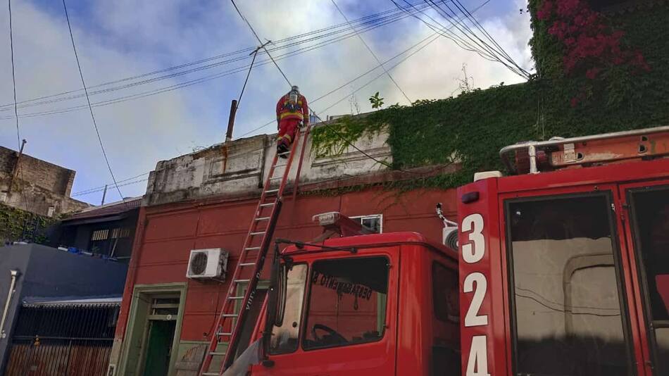 Incendio en un conventillo en La Boca. Foto: X MarceloBaio2.