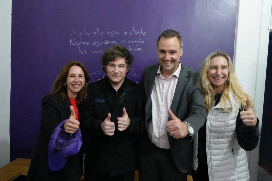 Manuel Adorni junto a Javier y Karina Milei. Foto: X @LLA_CABA