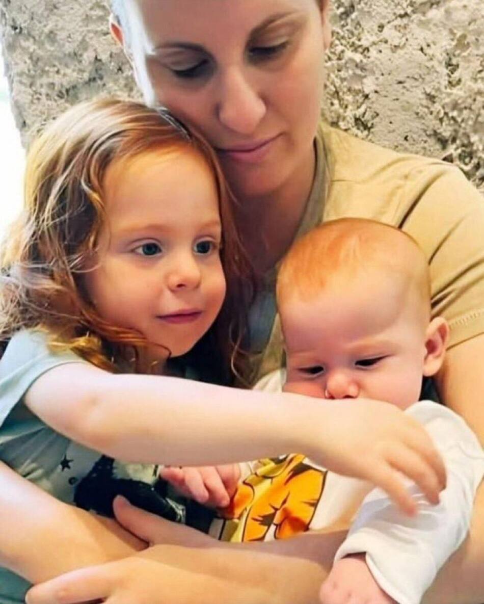Shiri Silberman y sus hijos, Ariel y Kfir Bibas. Foto: redes sociales.