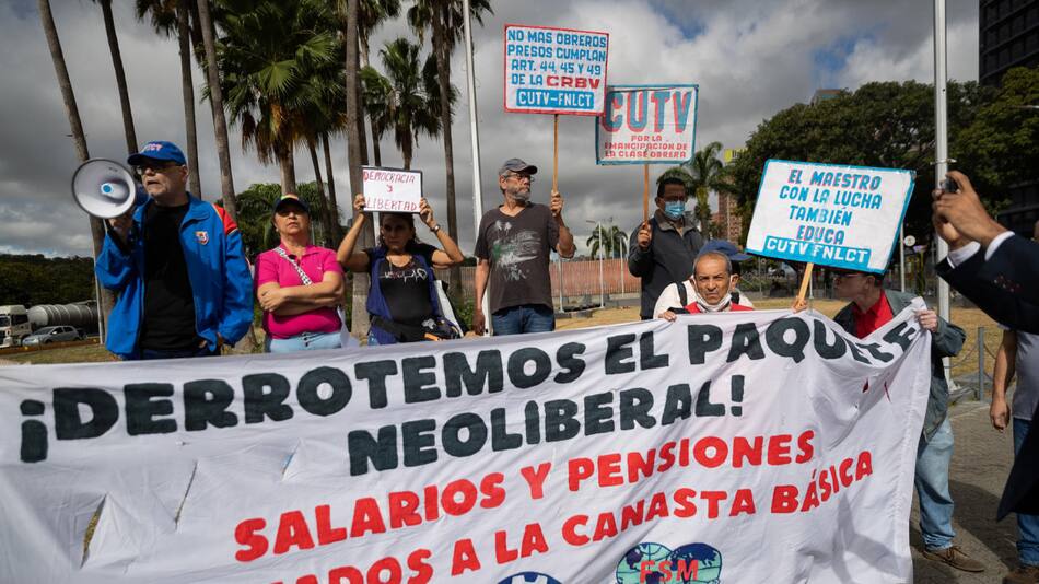 Marcha de trabajadores estatales en Venezuela. Foto: EFE.