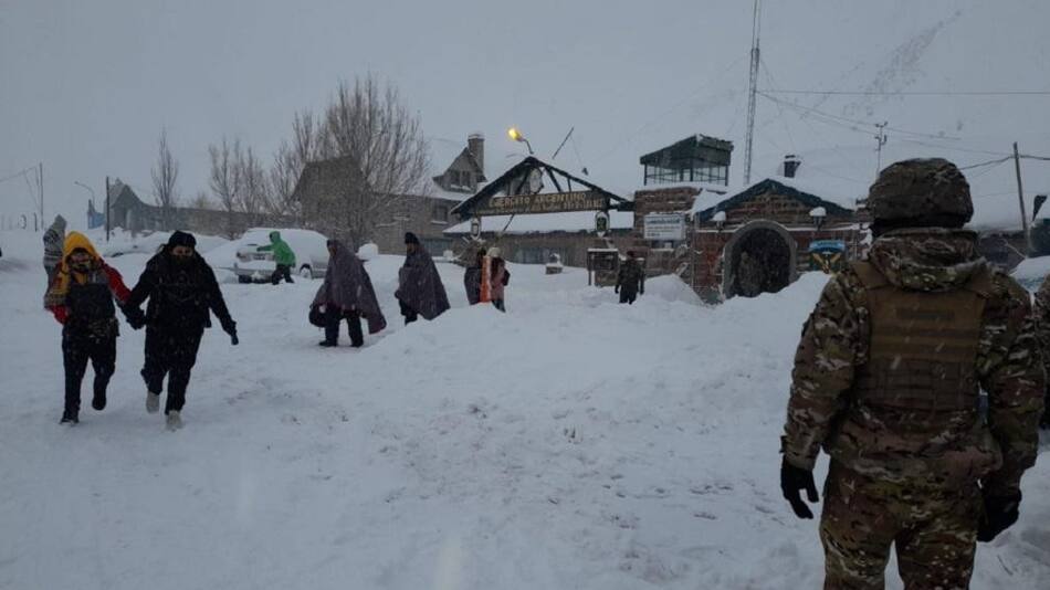 Rescate de personas varadas por tormenta de nieve en la Cordillera, foto NA, Gendarmería