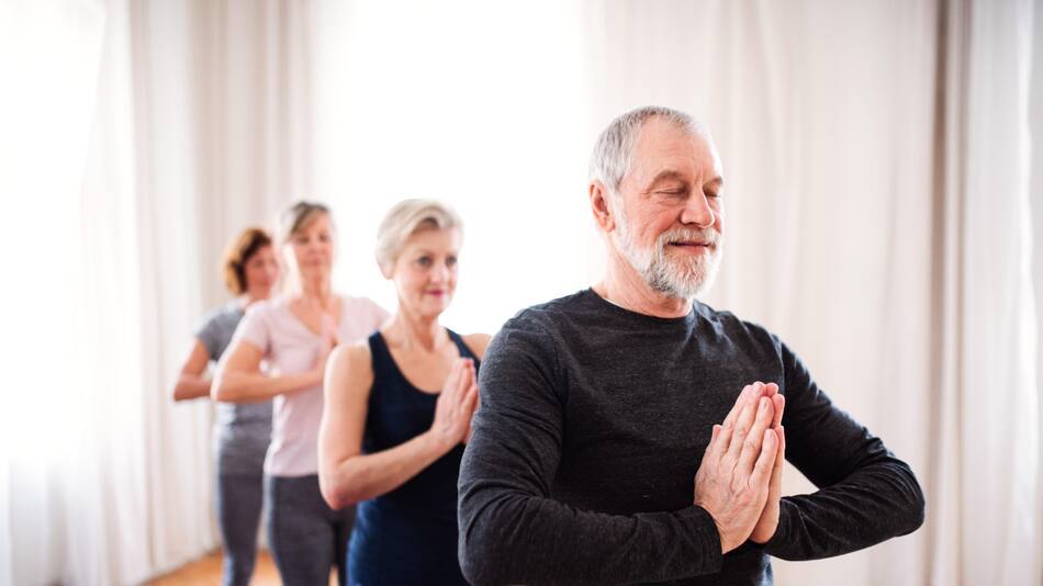 Yoga en grupo. Alamy