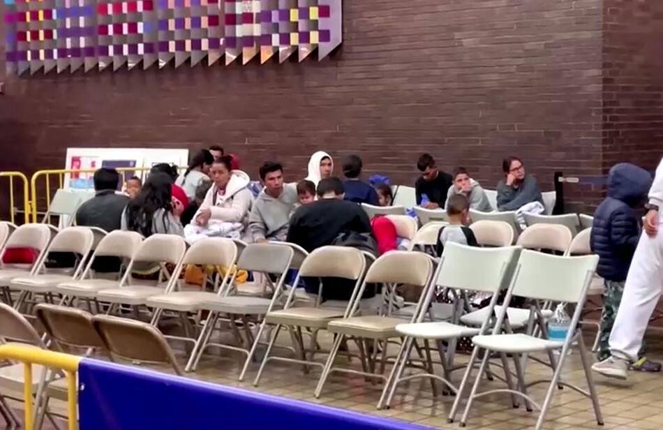 New York; asilo a inmigrantes en gimnasios 2. Foto: Reuters/captura de pantalla.