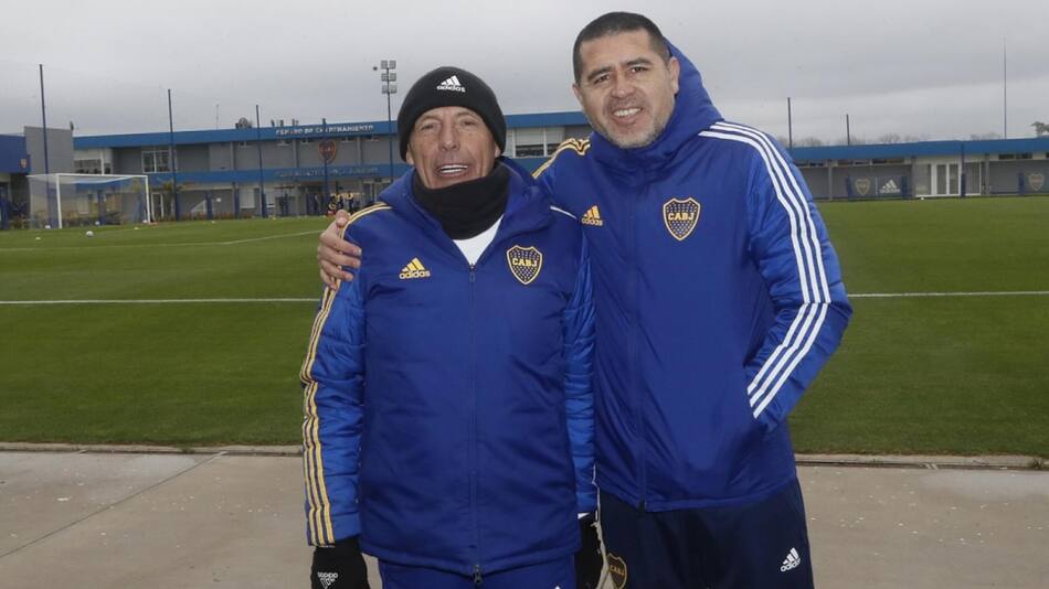 Miguel Ángel Russo y Juan Román Riquelme, en la anterior etapa del DT en Boca. Foto: Archivo.