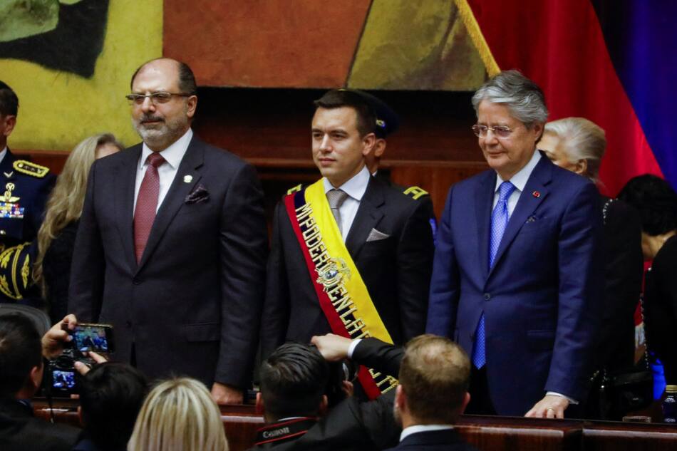 El ex Presidente de Ecuador Guillermo Lasso y el presidente Daniel Noboa asisten a la ceremonia de juramento de Noboa en la Asamblea Nacional, en Quito, Ecuador. Reuters.
