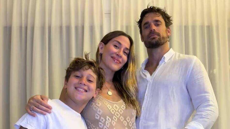 Jimena Barón junto a su hijo y su pareja, Matías Palleiro. Foto: @jmena.