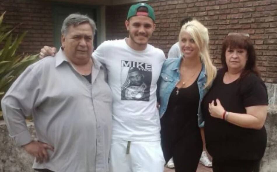 Wanda junto a Mauro Icardi y los padres del futbolista. Foto: redes sociales.