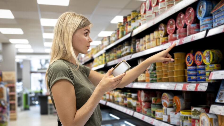 Mujer comprando en el supermercado. Foto Freepik