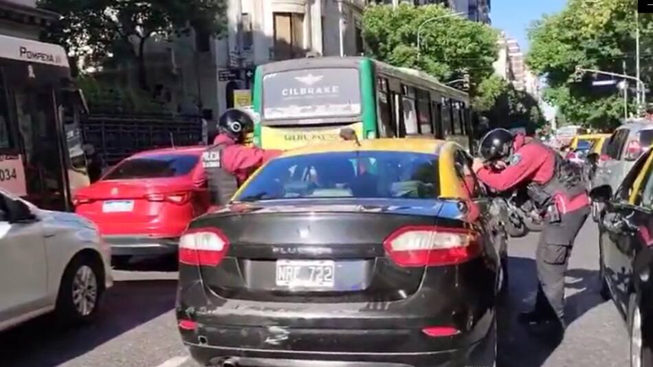 Un taxista se quedó dormido al volante y la Policía intentó despertarlo durante 20 minutos. Foto: captura de video.