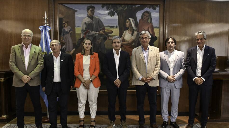 Integrantes de la Mesa de Enlace junto a Luis Caputo. Foto: NA.