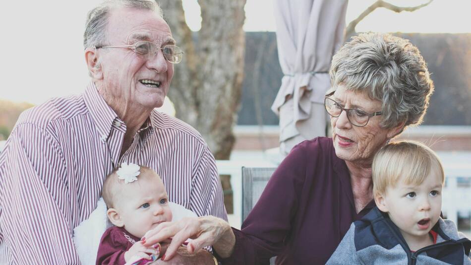 Abuelos y nietos. Foto: Pexels.