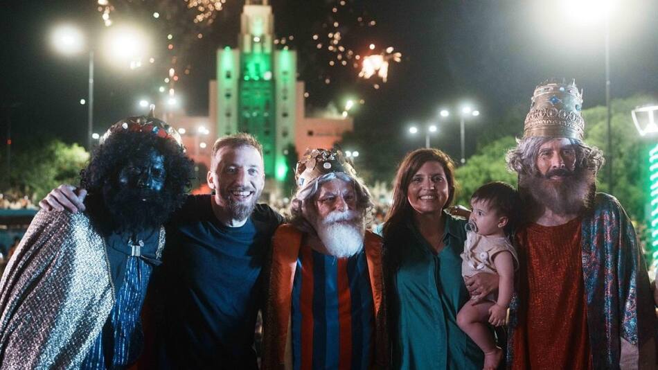 Federico Otermín participó del desfile de Reyes Magos junto a miles de vecinos en Lomas. Foto: Instagram @federico.otermin