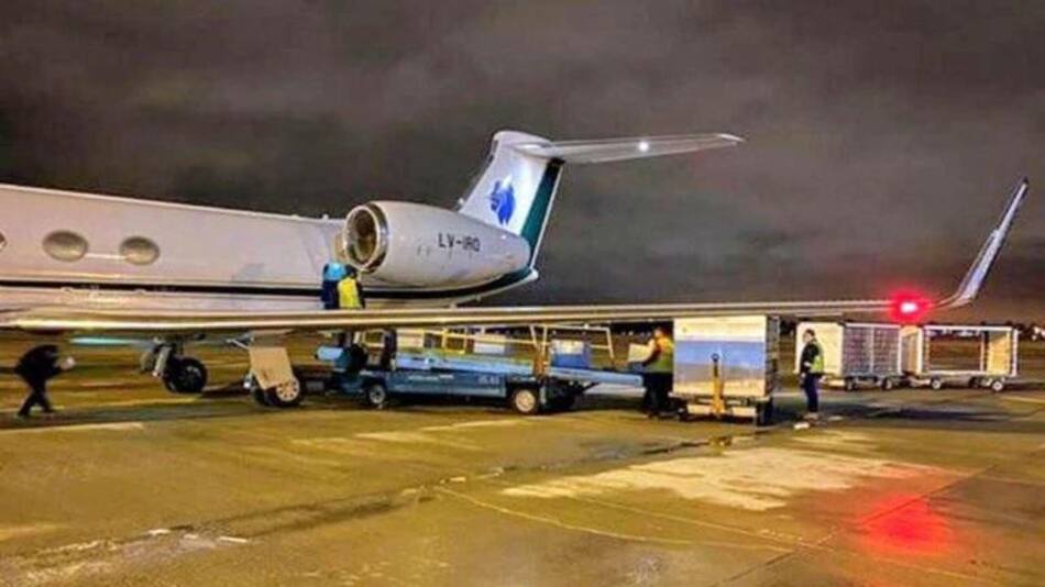 Avión con donaciones de la Fundación Messi con respiradores