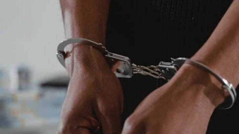 Presos. esposas, detención.