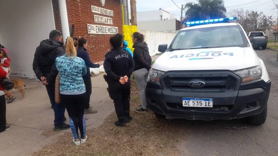 Madres y padres de los alumnos de 1° año, manifestándose en el lugar de los hechos. Foto: TN.