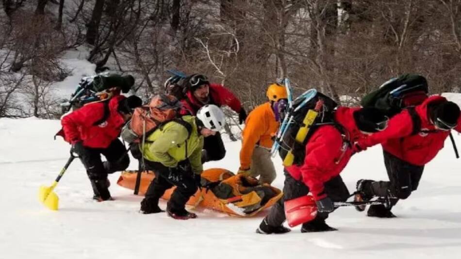 El rescate del turista cordobés de la avalancha en Bariloche. Foto: Gentileza Diario Rio Negro.