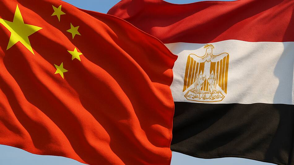 Banderas de China y Egipto.