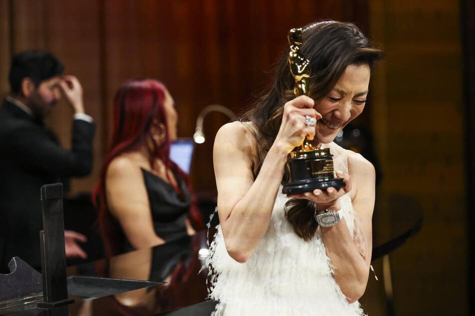 Michelle Yeoh, ganadora a Mejor Actriz por Todo en todas partes al mismo tiempo. Foto Reuters.