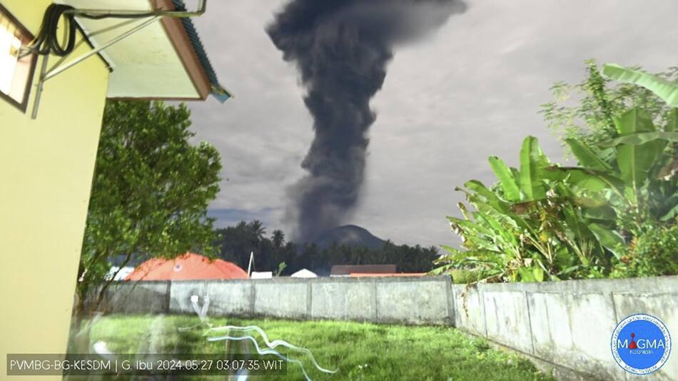 El volcán Ibu vuelve a entrar en erupción tras un mes de alta actividad en Indonesia. Foto: EFE.