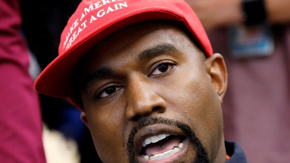 Kanye West con una gorra de apoyo a Donald Trump. Foto: Reuters.