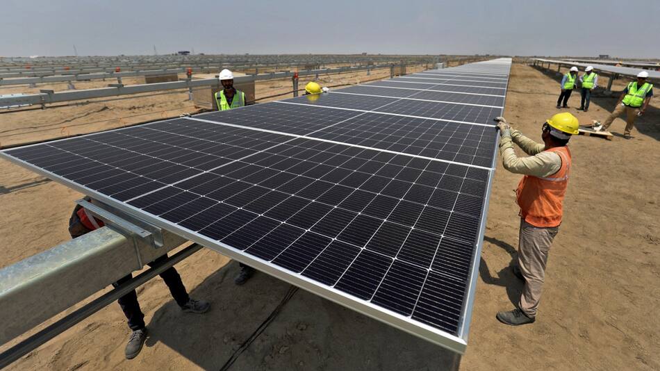 Trabajos en el sector de energías renovables. Foto: Reuters