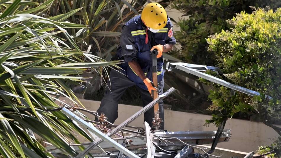 Tareas de los rescatistas en el hotel Dubrovnik de Villa Gesell. Foto: NA.