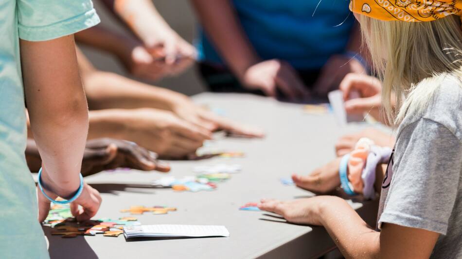 Niños, chicos, juegos. Foto Unsplash.