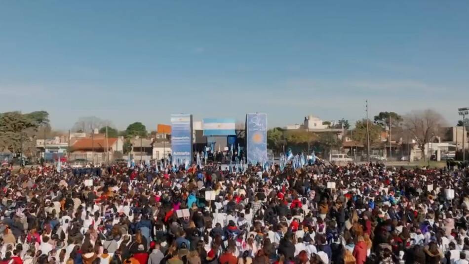 Miles de estudiantes de Merlo prometieron lealtad a la bandera