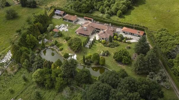 Cómo es la lujosa mansión que compró Julio Iglesias en el pueblo de su padre, donde pasará las vacaciones