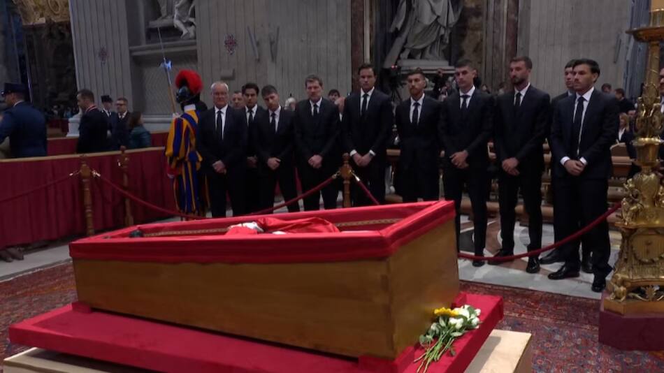 Futbolistas de la Roma en el último adiós al Papa Francisco.