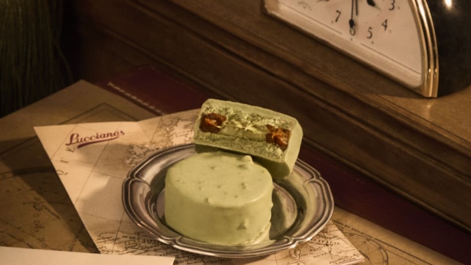 Lucciano's lanza alfajores y conitos de pistacho.