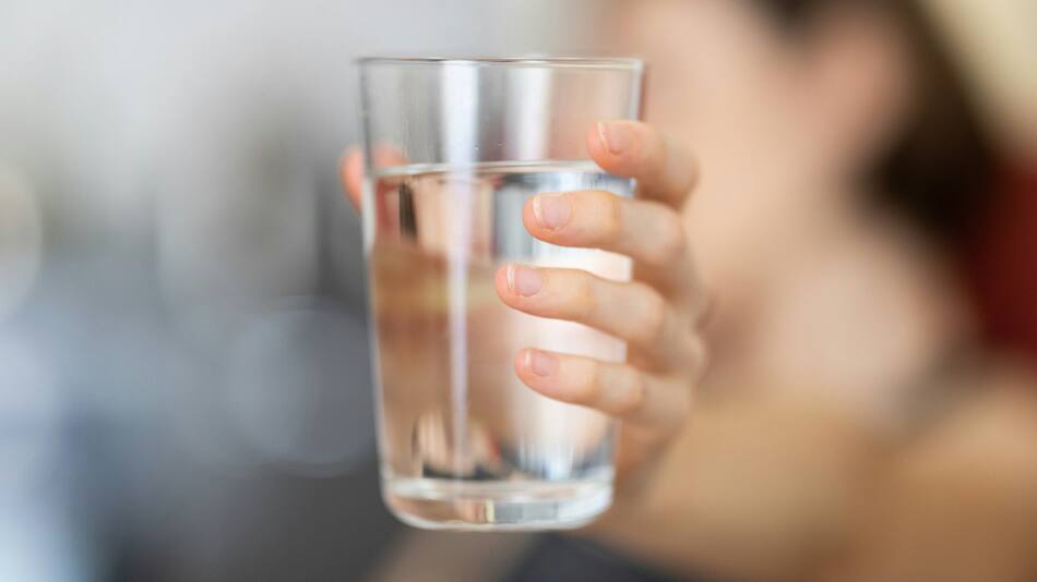 Tomar agua regularmente es fundamental