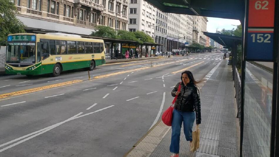 El servicio de transporte público funcionará como un feriado y domingo. Foto: NA.