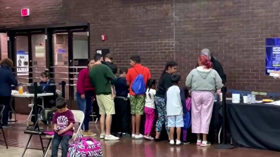 New York; asilo a inmigrantes en gimnasios. Foto: Reuters/captura de pantalla.