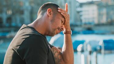 Una explicación más allá de la memoria: qué significa olvidar nombres y fechas, según la psicología