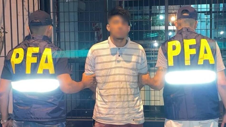 El reo detenido en Constitución. Fotografía @PatoBurllrich.