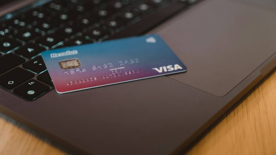 Tarjeta de crédito y débito; transferencias.