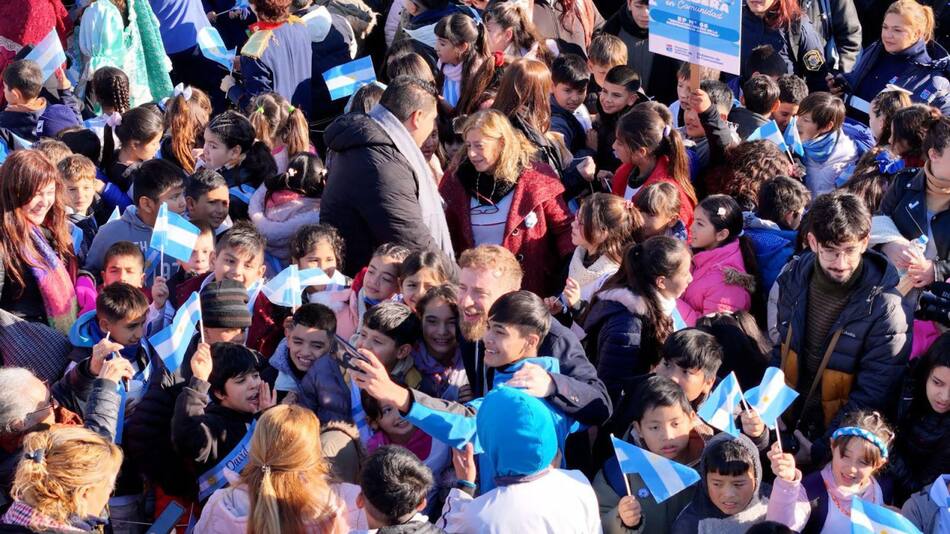 Federico Otermín tomó la Promesa de Lealtad a la Bandera a miles de estudiantes de Lomas de Zamora. Foto: Prensa.