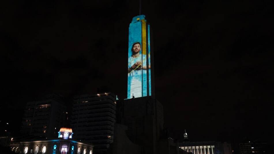 Monumento a la Bandera con la imagen de Messi