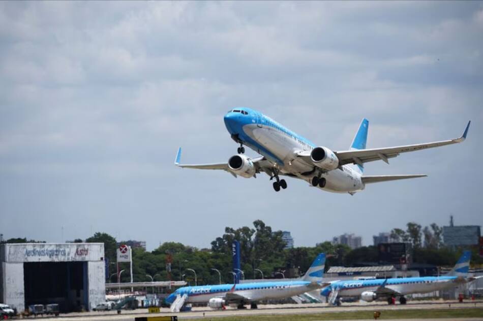 Avión de Aerolíneas Argentinas. Foto: Reuters/Agustin Marcarian
