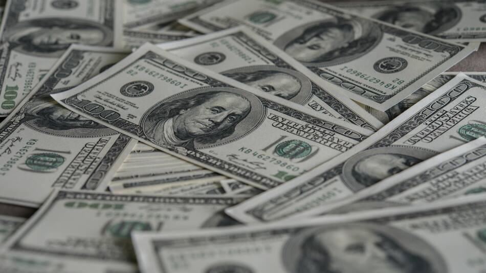 Los billetes de dólar en mal estado o de "cara chica" pueden ser cambiados en entidades bancarias. Foto: Freepik.