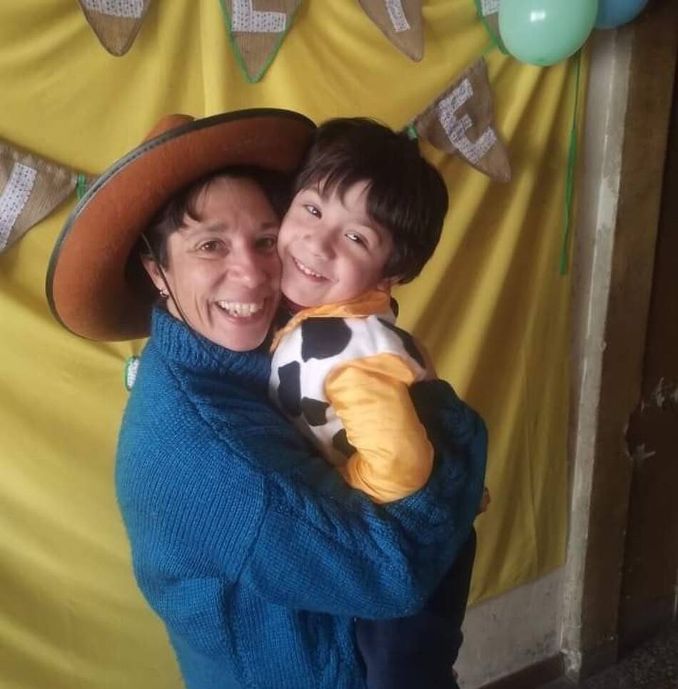 Micaela Andrea Lator y su hijo, a quien mató de un disparo en la cabeza. Foto: Facebook / Micaela Andrea Lator.