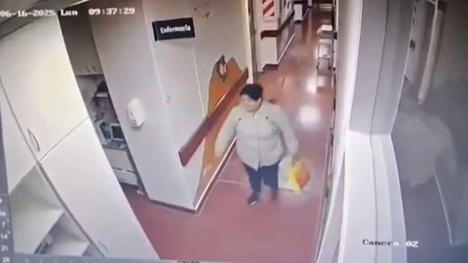 Las imágenes tomadas por las cámaras de seguridad de la mujer que le robó el celular a una enfermera. Foto: Captura de video.