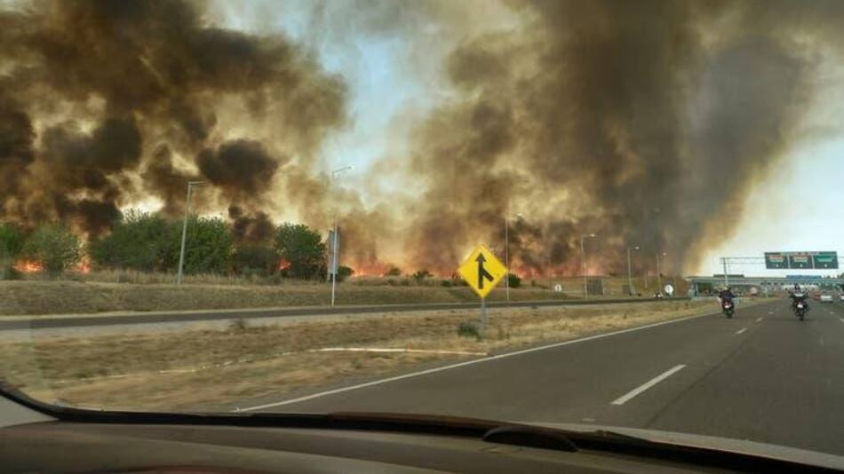 Incendios en Córdoba: las llamas llegan cerca de la autopista