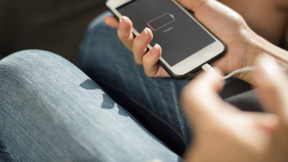 Los peligros de cargar el celular en un lugar público. Foto: Freepik.
